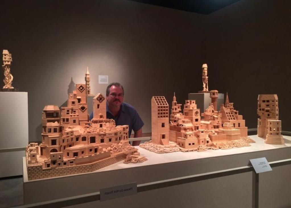 "Я построил целый город из 310 тысяч зубочисток": как выглядит двухметровое творение