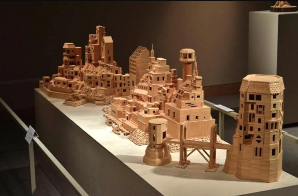 "Я построил целый город из 310 тысяч зубочисток": как выглядит двухметровое творение