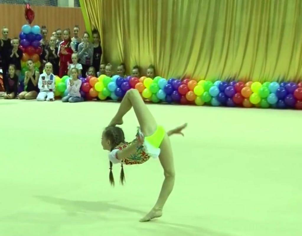 Девочка из пластилина: 8-летняя гимнастка показала, на что способно человеческое тело