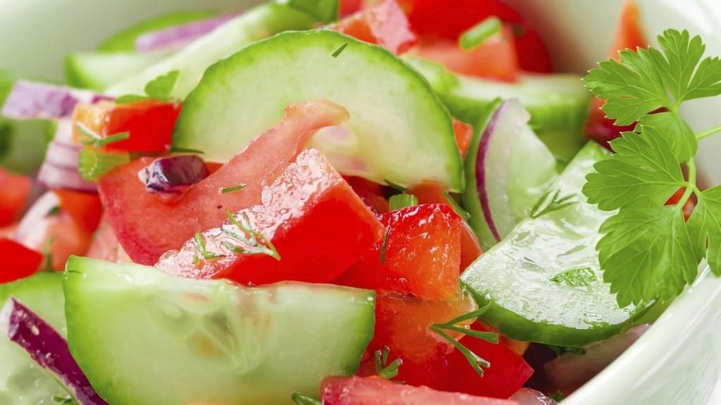 Верите в миф о вреде салата из свежих огурцов и помидоров? Ученый доказал, что это ложь