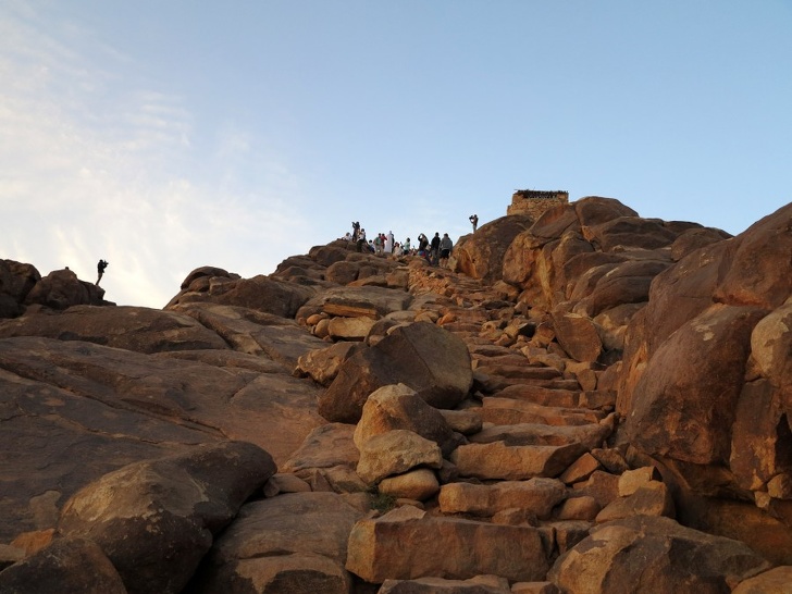 Невероятные лестницы мира, по которым немногие решатся пройтись: спуск по лестнице в форт в Индии может занять более 3 часов