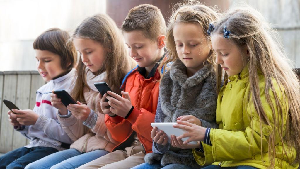 Спустя 14 лет исследований ученые наконец рассказали о том, как смартфон влияет на ребенка