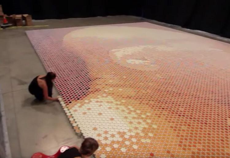 Мужчина создал удивительный портрет из 66 тысяч чашек с водой и показал, что на нем изображено