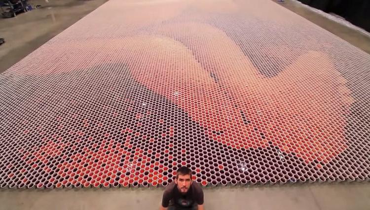 Мужчина создал удивительный портрет из 66 тысяч чашек с водой и показал, что на нем изображено