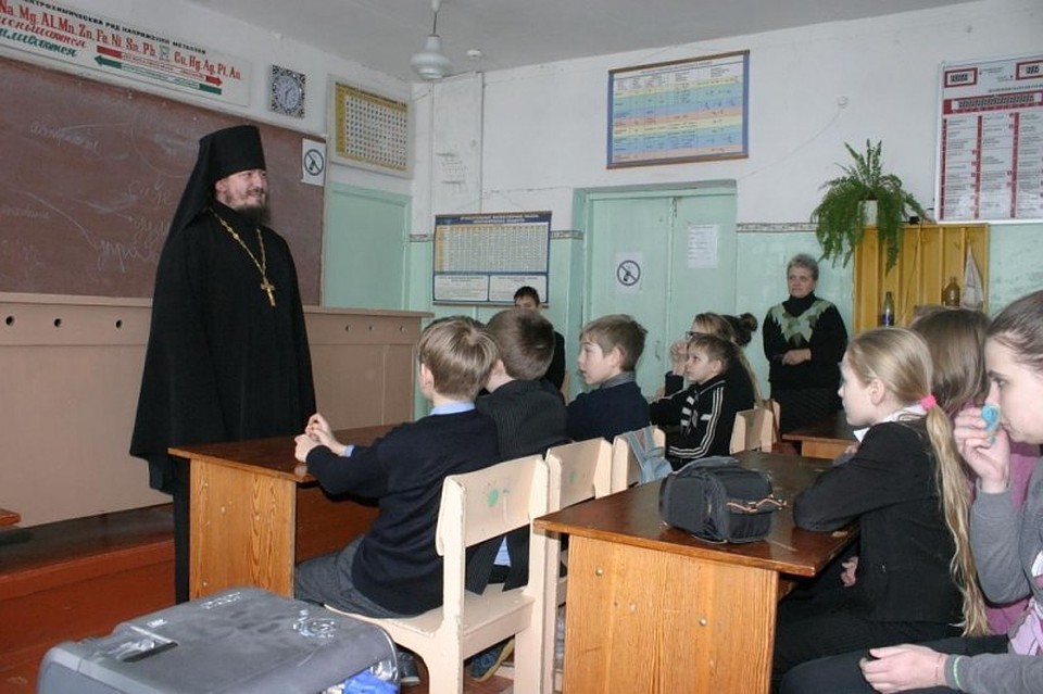 Всех учеников средней школы города Волжска заставляют быть на православном молебне перед уроками