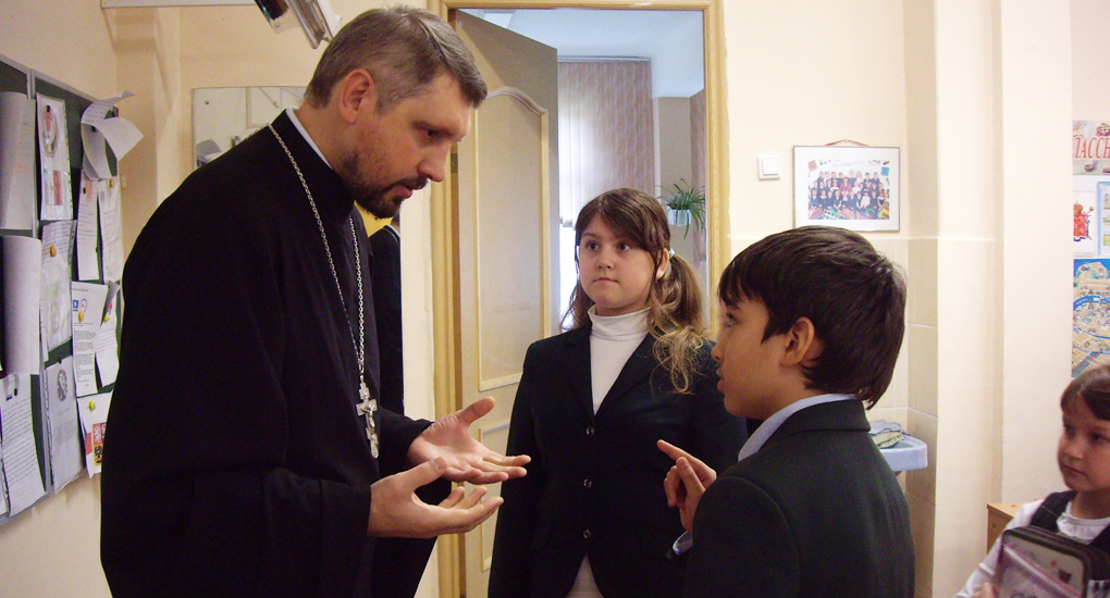 Всех учеников средней школы города Волжска заставляют быть на православном молебне перед уроками