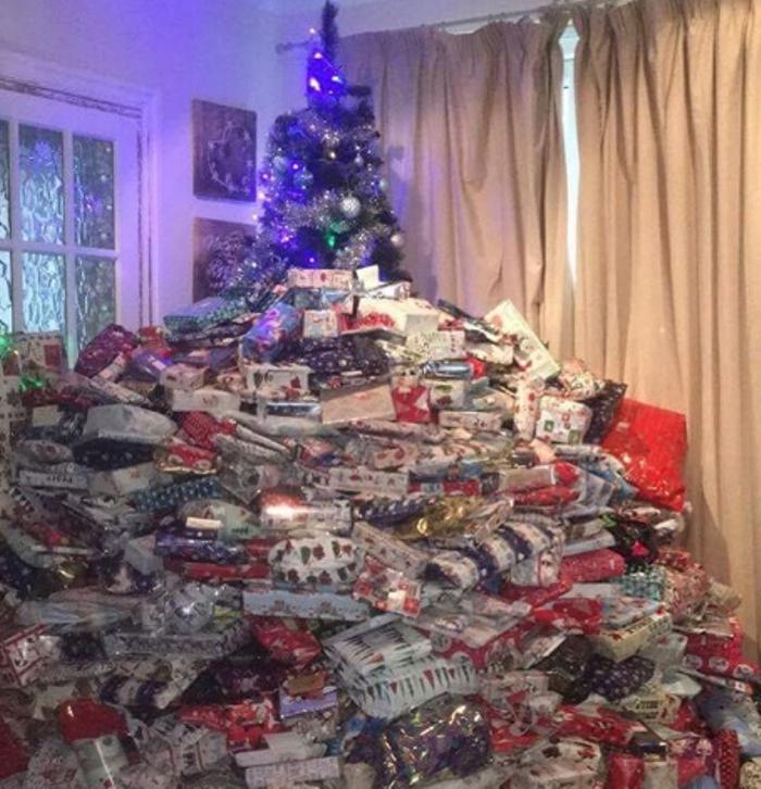 Маму раскритиковали за то, что она купила на Рождество 350 подарков своим детям. Елка была завалена коробками