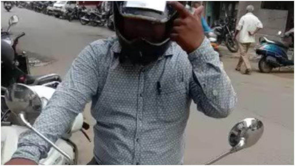 ГИБДД может спать спокойно: индийский страховой агент прикрепил лицензию на вождение к шлему