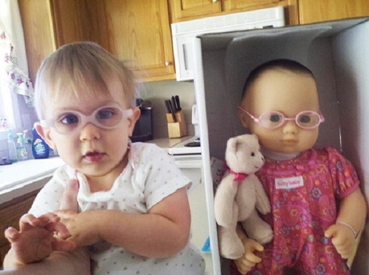 Один в один: фотографии детей, которые удивительно похожи на своих кукол