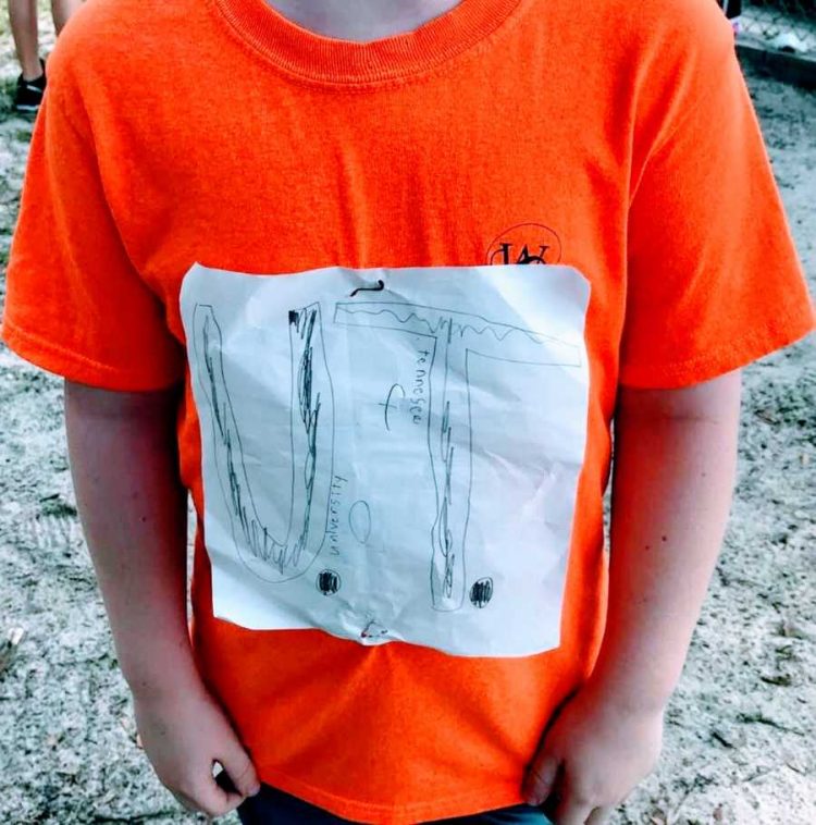 Мальчик оригинальным способом украсил футболку символикой университета. Его дизайн решили сделать официальным
