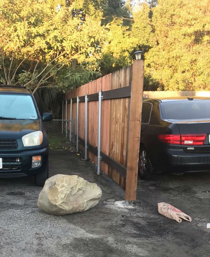 Женщина хитро отомстила соседям, которые заблокировали ее машину большим камнем (фото)