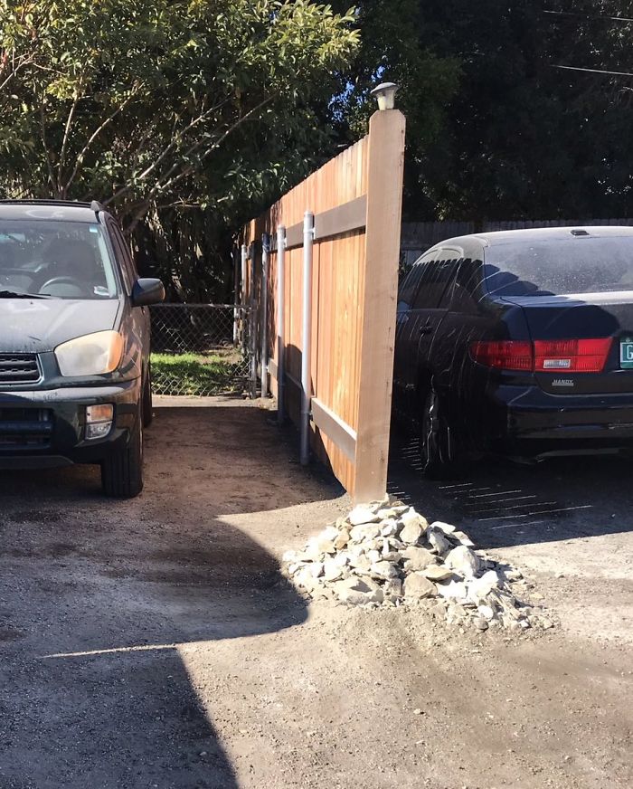 Женщина хитро отомстила соседям, которые заблокировали ее машину большим камнем (фото)