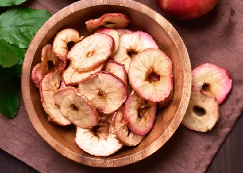 Вкусные, полезные и низкокалорийные закуски из яблок: рецепты для тех, кто худеет