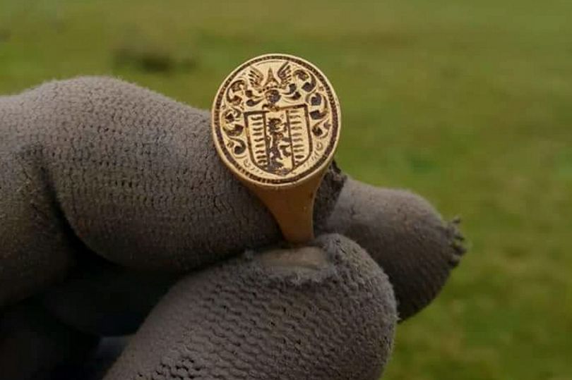 Сюрприз из 17-го века: женщина нашла золотое кольцо эпохи Карла II на озере Лох-Ломонд, его стоимость - 17 тысяч фунтов стерлингов
