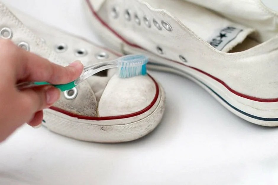 Забрала любимые белые кроссовки из ремонта и узнала простой способ, как можно вернуть им заводскую белизну