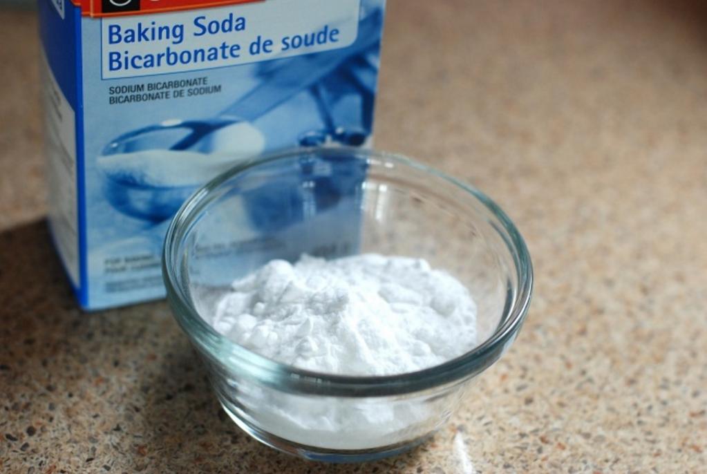 Сода, семена кунжута: как очистить зубы от налета натуральными средствами