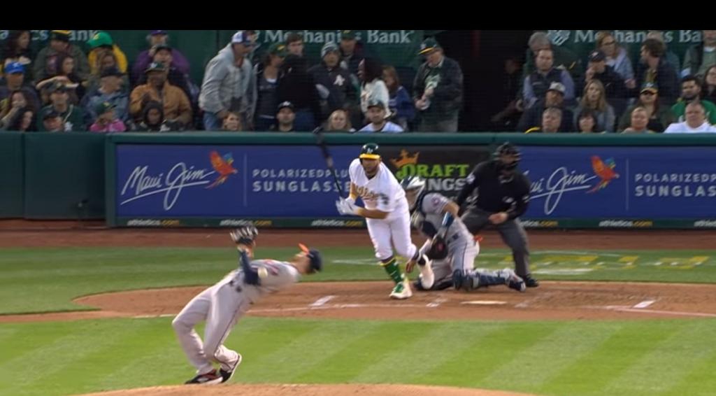 Бейсболист сумел уклониться от мяча, который летел ему просто в лицо, буквально повторив сцену из "Матрицы" (фото)