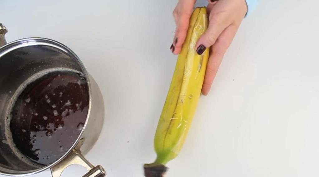 Девушка залила внутрь банановой кожуры "Кока-Колу" и приготовила необычное лакомство
