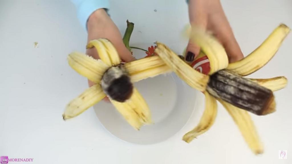 Девушка залила внутрь банановой кожуры "Кока-Колу" и приготовила необычное лакомство