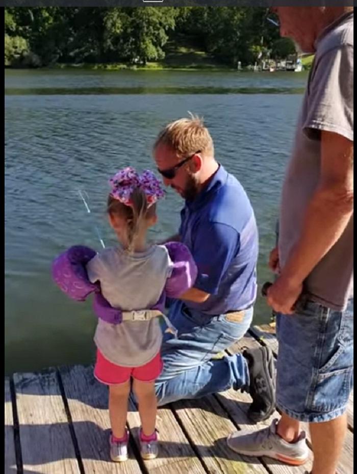Вот это удача! 4-летняя девочка поймала на детскую удочку рыбу, которая весила большее нее
