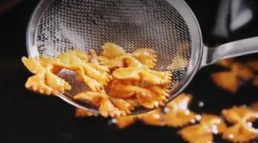 Приготовила необычные чипсы из... макарон, и теперь домашние часто их заказывают на ужин