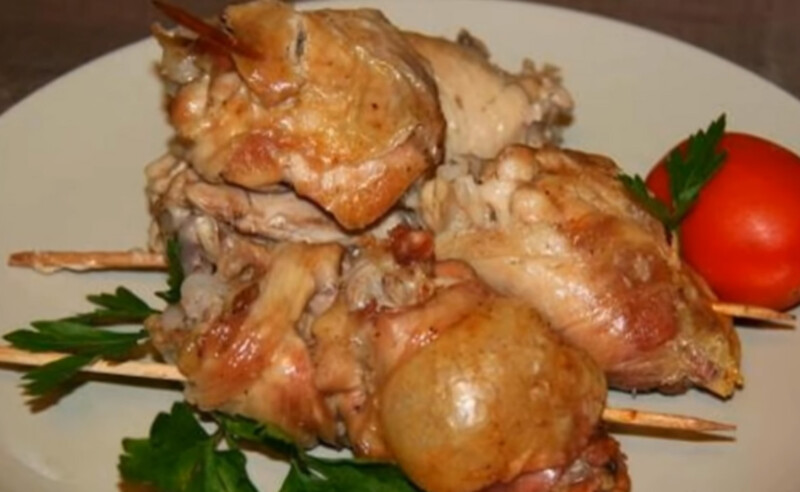 Друг научил мужа готовить в банке шашлык из свинины – действительно вкусно! Но мы пошли дальше и сделали шашлык из курицы: ничем не хуже