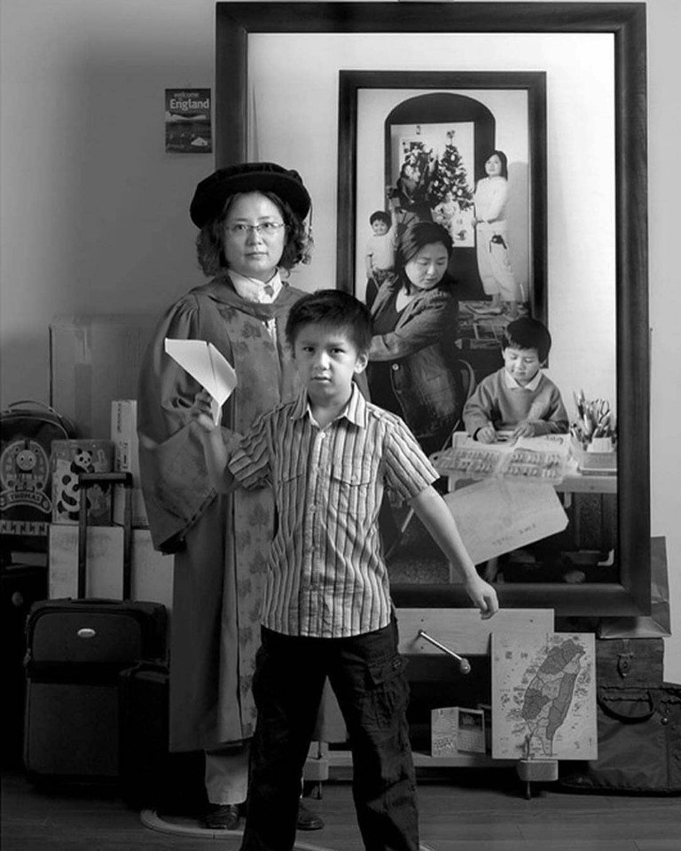Снимок в снимке: женщина из Тайваня фотографируется со своим сыном каждый год