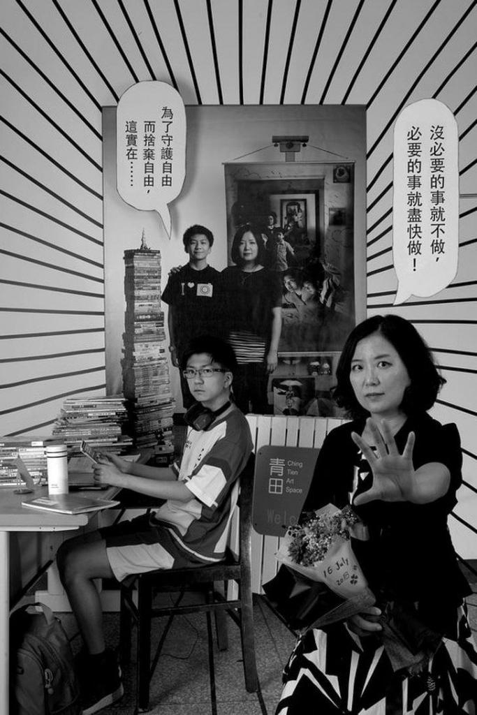 Снимок в снимке: женщина из Тайваня фотографируется со своим сыном каждый год