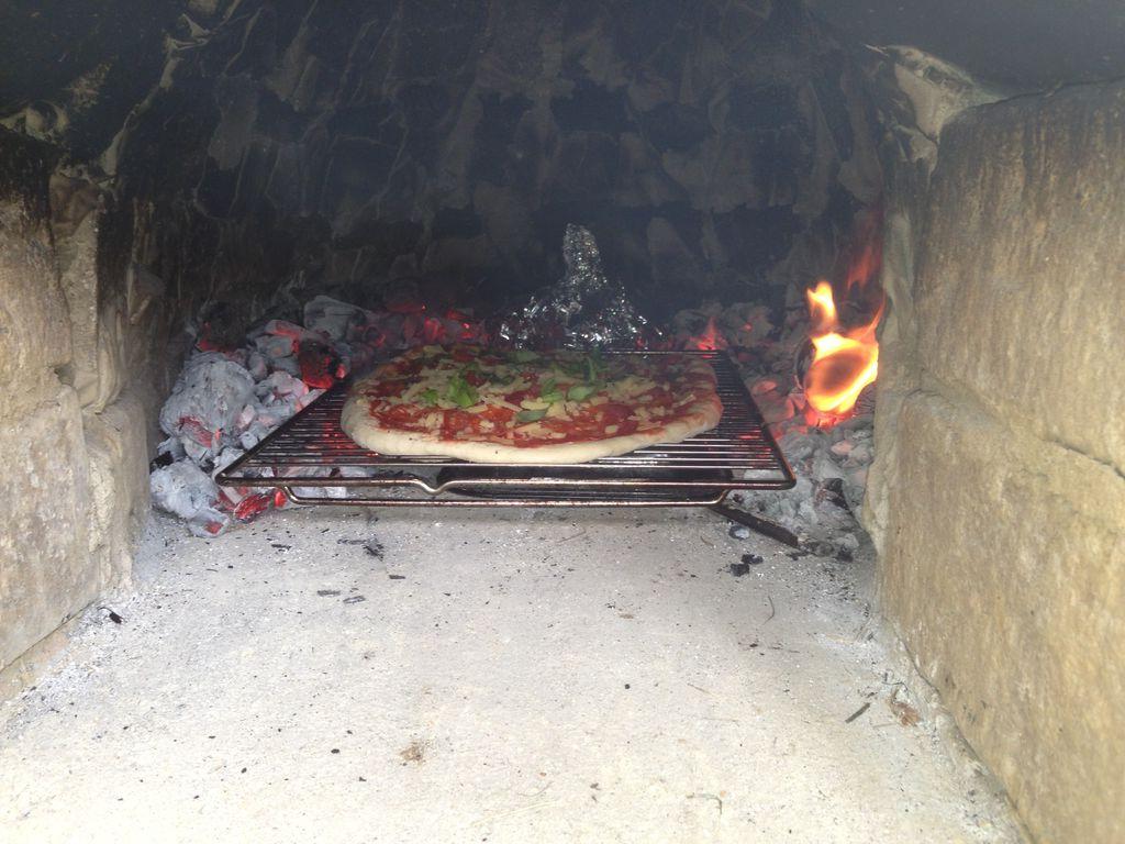 Парни залили поддон цементом и построили на нем печь. Теперь всей семьей приходим к ним "на пиццу"