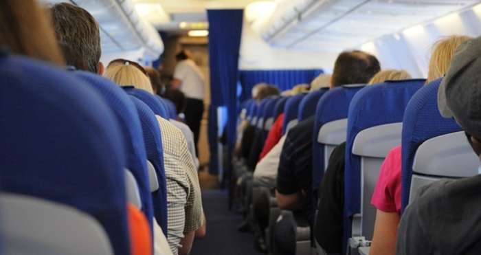 Мужчина простоял 6 часов в самолете во время полета, чтобы его жена могла спать спокойно
