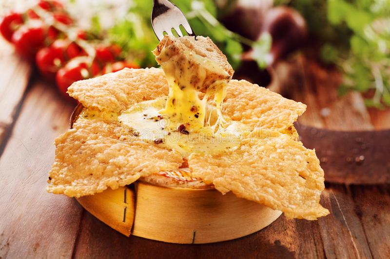 Когда гости на подходе: 10 вкусных закусок из сыра, на приготовление которых нужно минимум времени