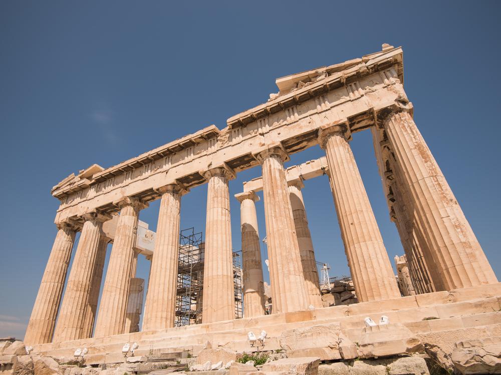 10 правил для туристов, которые помогут вам не выглядеть глупо: не сидите на ступеньках в Риме, не носите каблуки в Афинах
