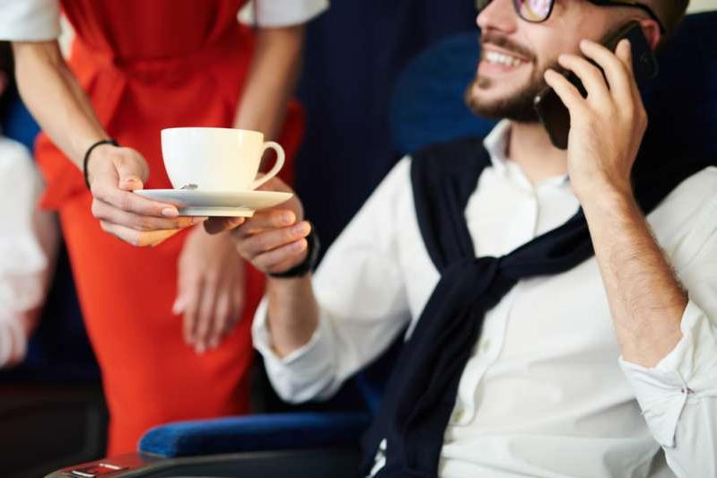 Почему стюардессы никогда не болеют и всегда остаются в прекрасной форме: отказ от кофеина и другие несложные правила