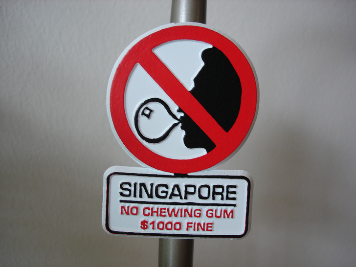 Азия не перестает удивлять остальной мир: крышки от канализации похожи на шедевры, а в полиции Таиланда работает обезьяна
