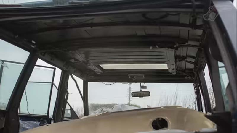 Молодой мужчина потратил 3 года на восстановление старого ржавого Range Rover и снял подробный ролик (видео)