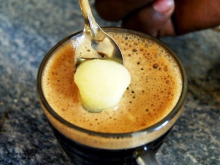 Сливочное масло, корица и не только: продукты, которые превращают кофе в максимально полезный напиток