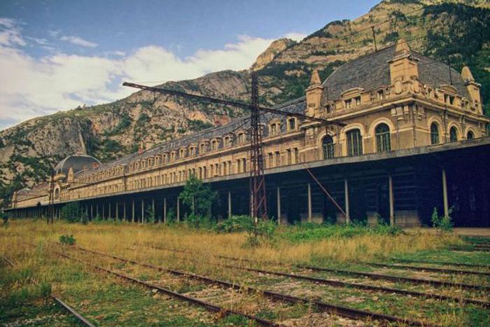 Настоящий дворец: заброшенный железнодорожный вокзал в Канфранке, Испанские Пиренеи
