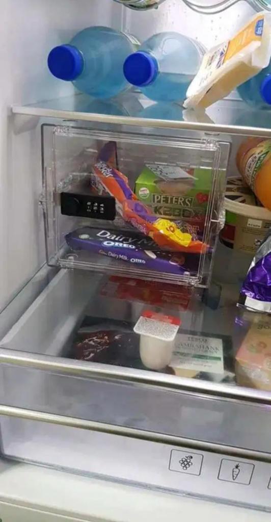 Заботливый парень девушки-сладкоежки прячет шоколад в сейфе, а сейф - в холодильнике