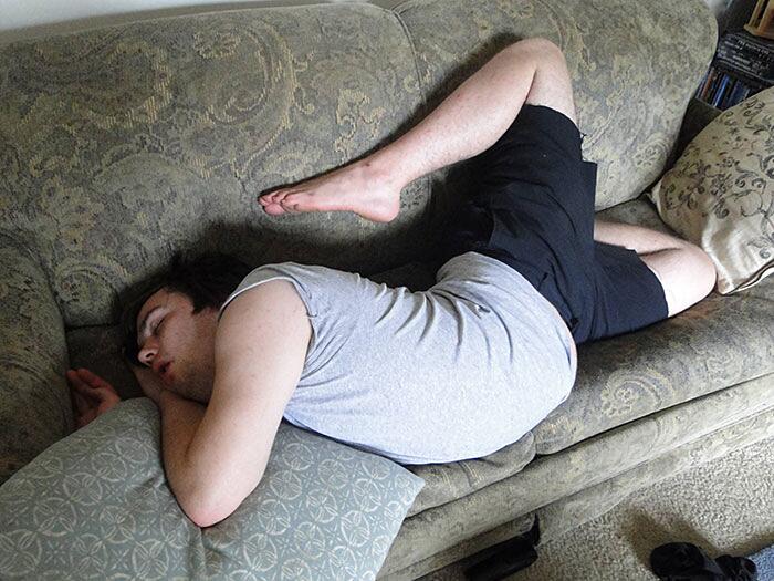 Баю-баюшки-баю: 10 фото людей, способных уснуть в любых условиях