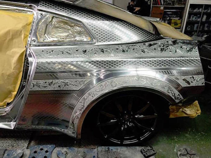 Не средство передвижения, а произведение искусства: умельцы из Японии украсили Nissan GTR гравировкой (фото)