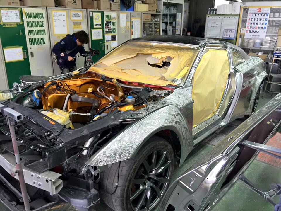 Не средство передвижения, а произведение искусства: умельцы из Японии украсили Nissan GTR гравировкой (фото)