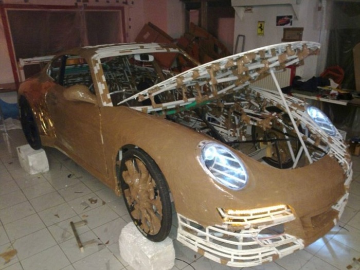 Умелец сделал точную копию Porsche 911 из велосипеда, картона и ПВХ-труб (фото)