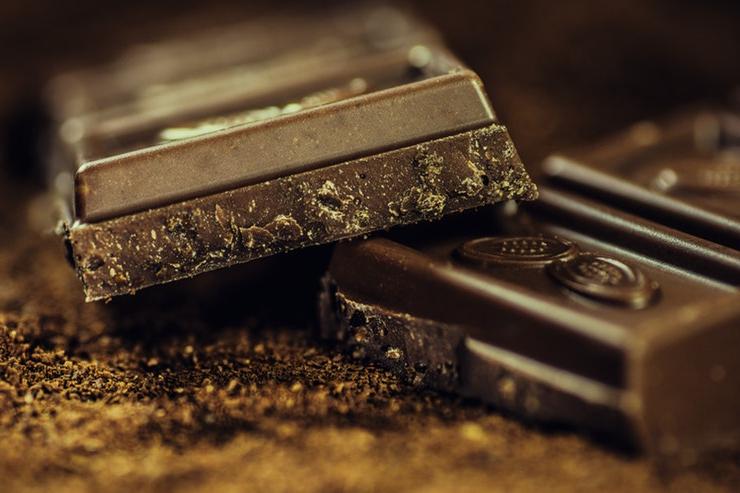 Темный шоколад и картофель: какие продукты стоит есть при высоком давлении