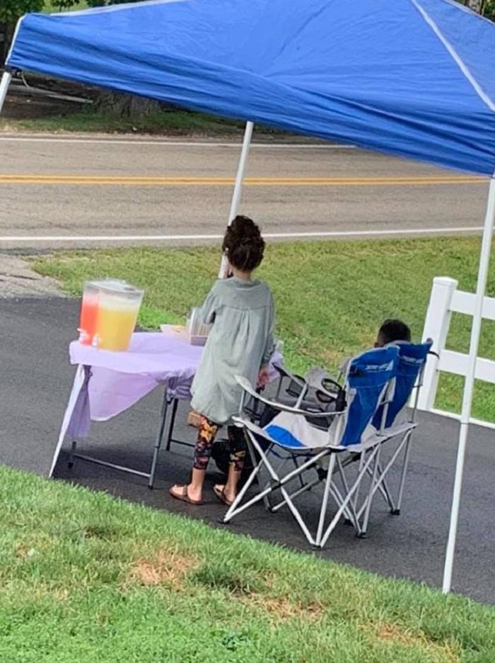 Байкеры посетили девочку, которая продает лимонад, чтобы отблагодарить ее маму