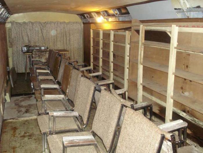 Масштабный проект: мужчина в одиночку 40 лет строил бункер на 500 человек из 42 школьных автобусов