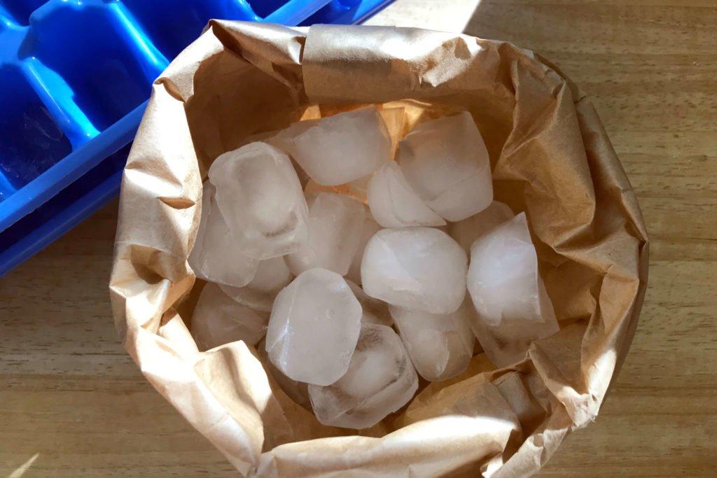 Чтобы кубики льда не слипались в морозилке: бабушкин лайфхак