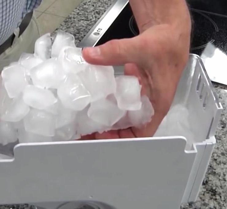 Чтобы кубики льда не слипались в морозилке: бабушкин лайфхак