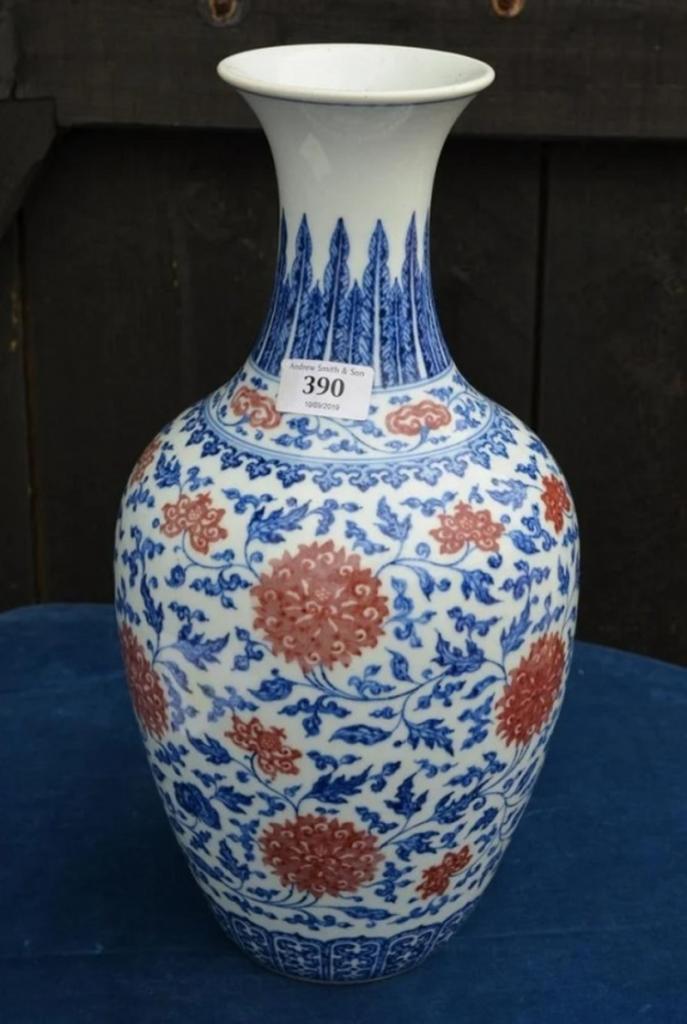 Старая ваза, пылившаяся на полке 20 лет, оказалась китайским артефактом и была продана с молотка за миллионы