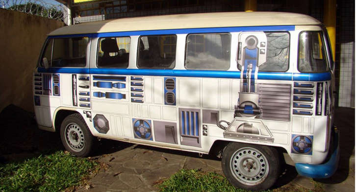 Парень купил раритетный автобус и превратил его в дроида в стиле "Звездных войн"