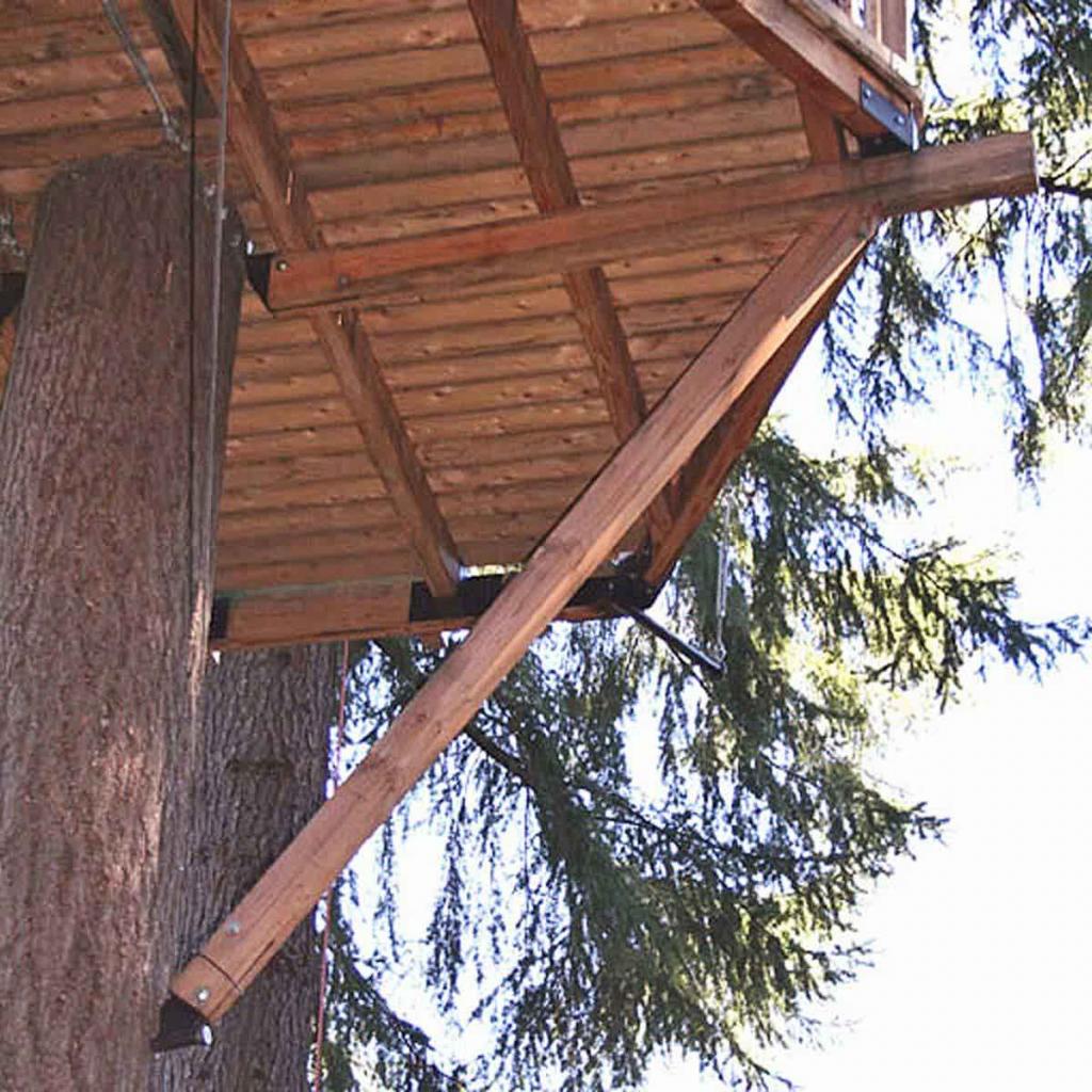 Не только безопасность: знакомый рассказал, на что обратить внимание при строительстве дома на дереве